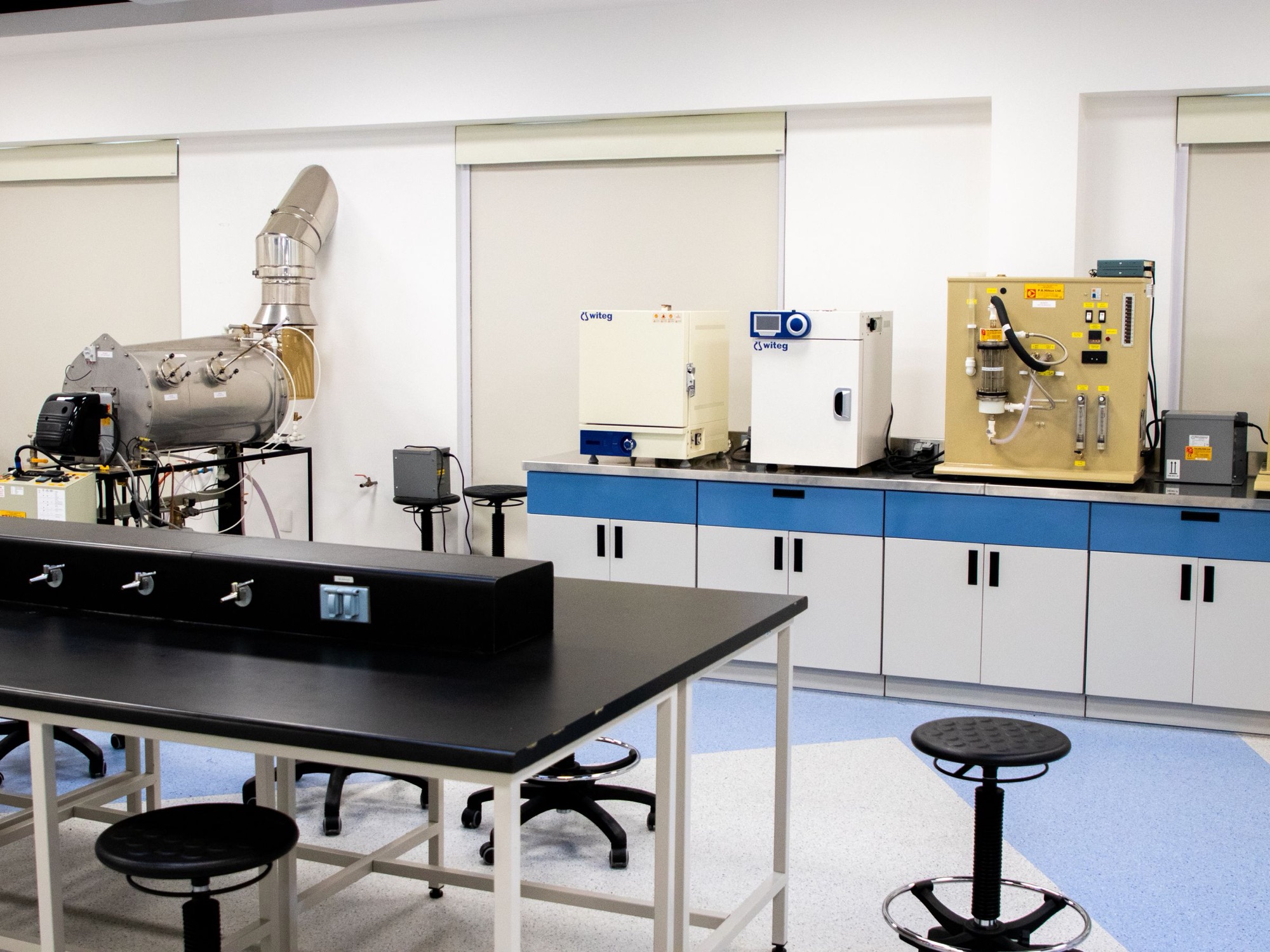 Laboratory with benches, fume hood and instruments